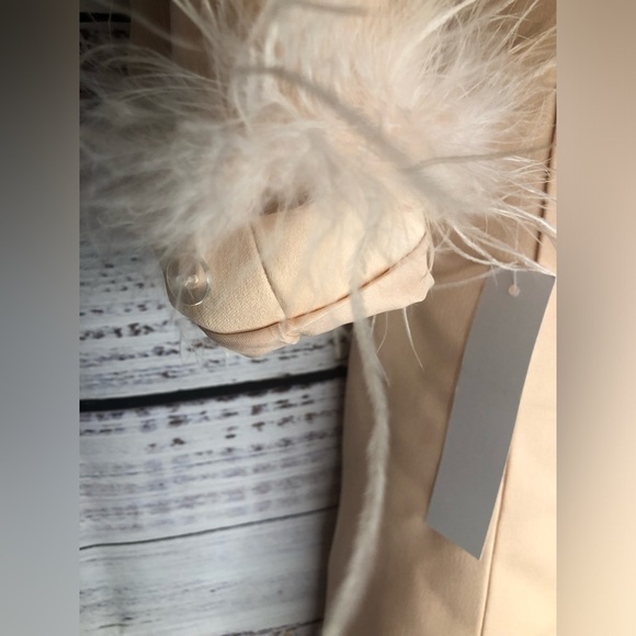 Feather Cuff Tuxedo Coat
Elegant Pink Peach Feather-Trimmed Coat - Picture 14 of 15